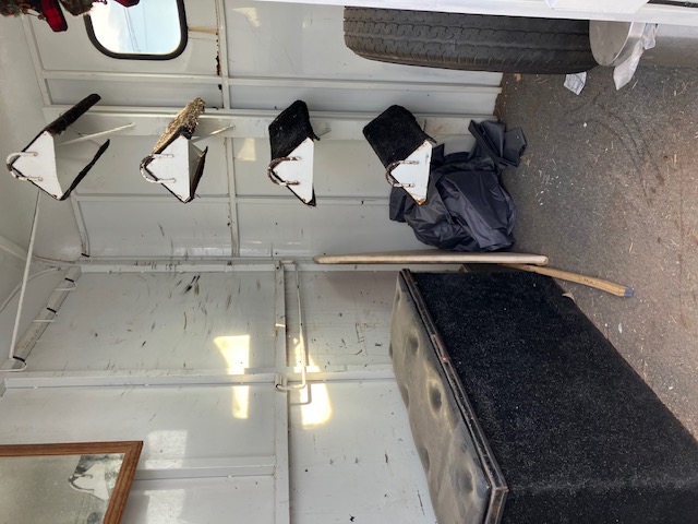 Consignment 1995 Logan Coach 3 Horse Trailer